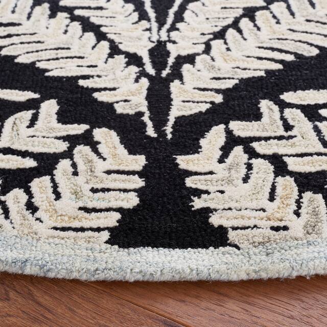 SAFAVIEH Handmade Capri Ilianka Wool Rug