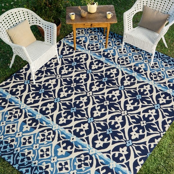 https://ak1.ostkcdn.com/images/products/is/images/direct/914e2e830543e5e7bf1e63015887a82758e7f470/Indoor--Outdoor-Hand-hooked-Blue-Damask-Rug.jpg?impolicy=medium