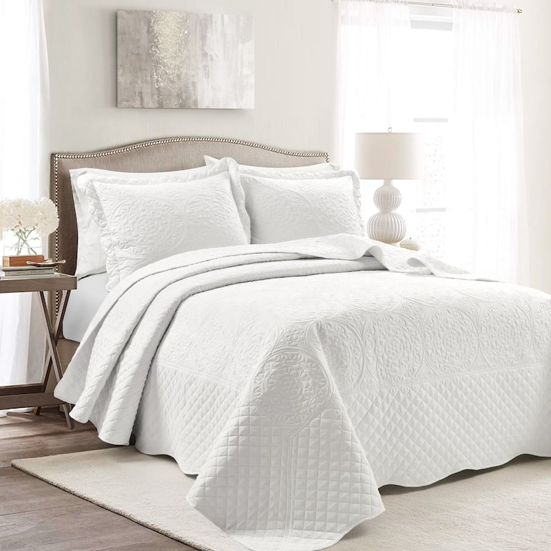 Lush Decor Medallion Scallop Bedspread Set - White - King - 3 Piece