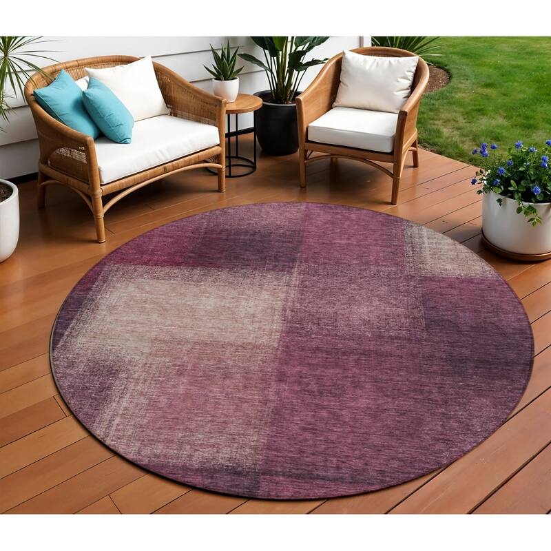 HomeRoots Abstract Transitional Rectangle Outdoor Rug - 8' Round