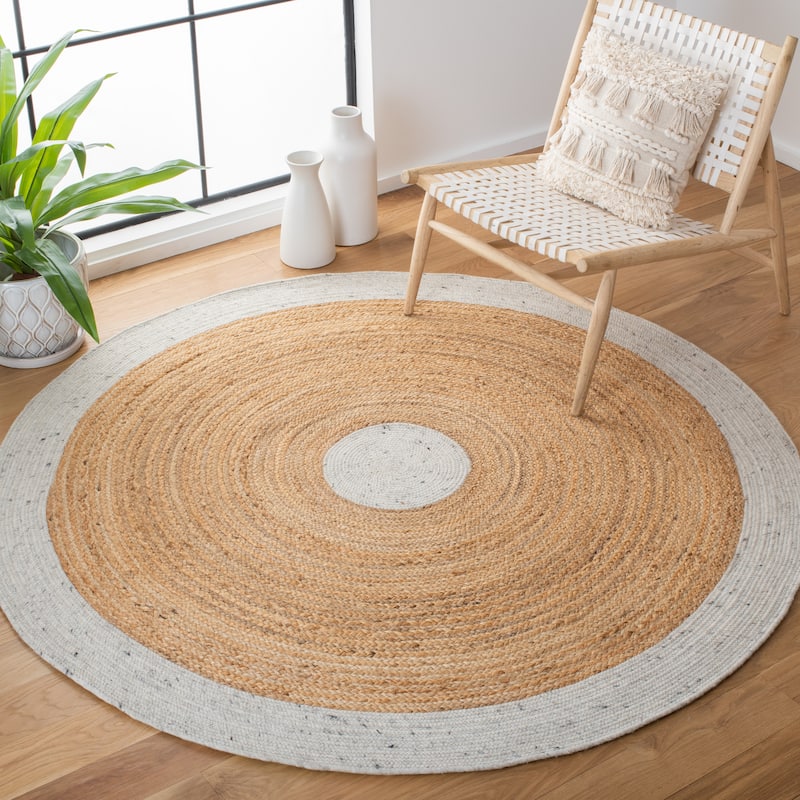 SAFAVIEH Handmade Braided Hvonn Jute Rug - 5' Round - Light Grey/Natural