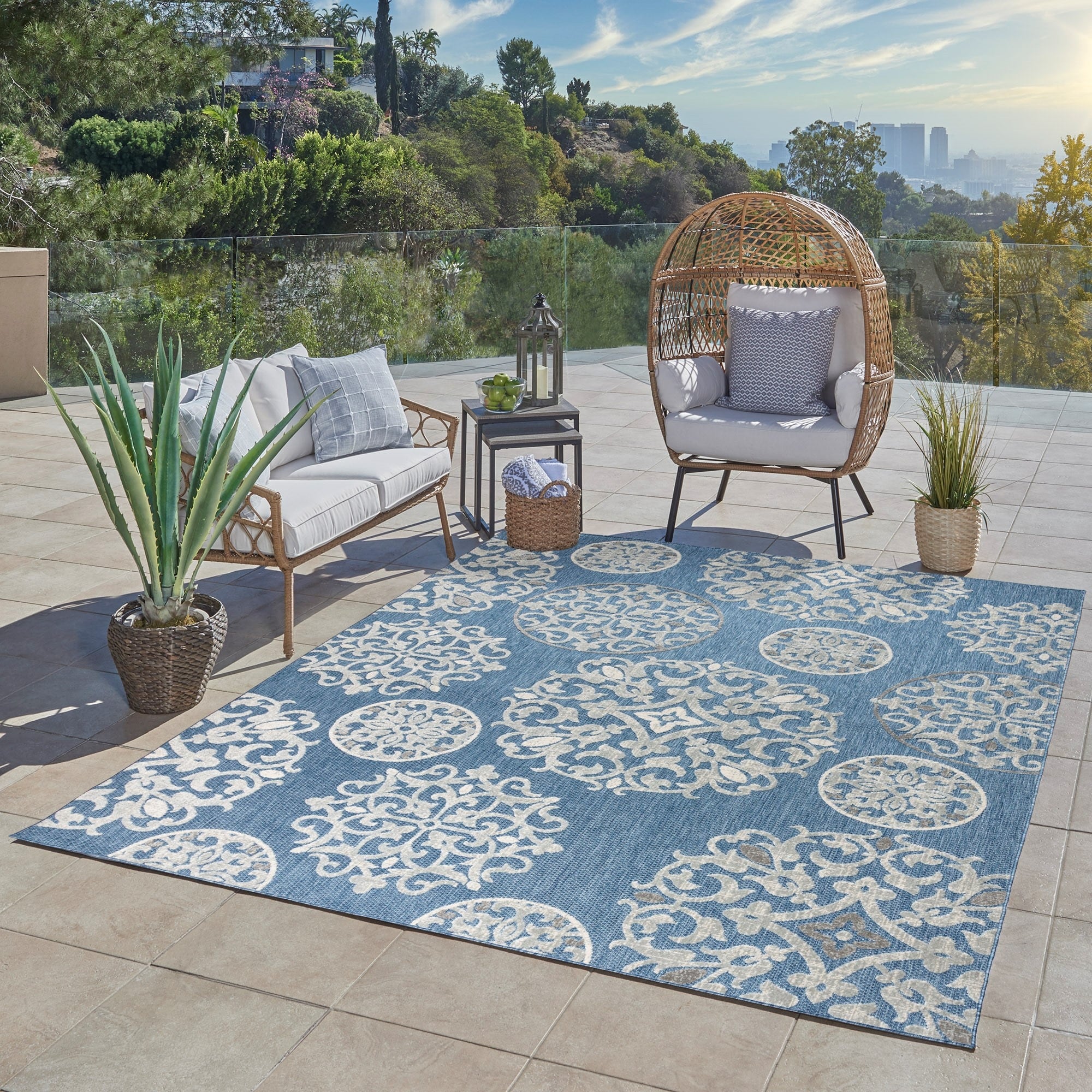 Gertmenian Fosel Emilia Light Blue Modern Floral Indoor/ Outdoor High-Low Area Rug