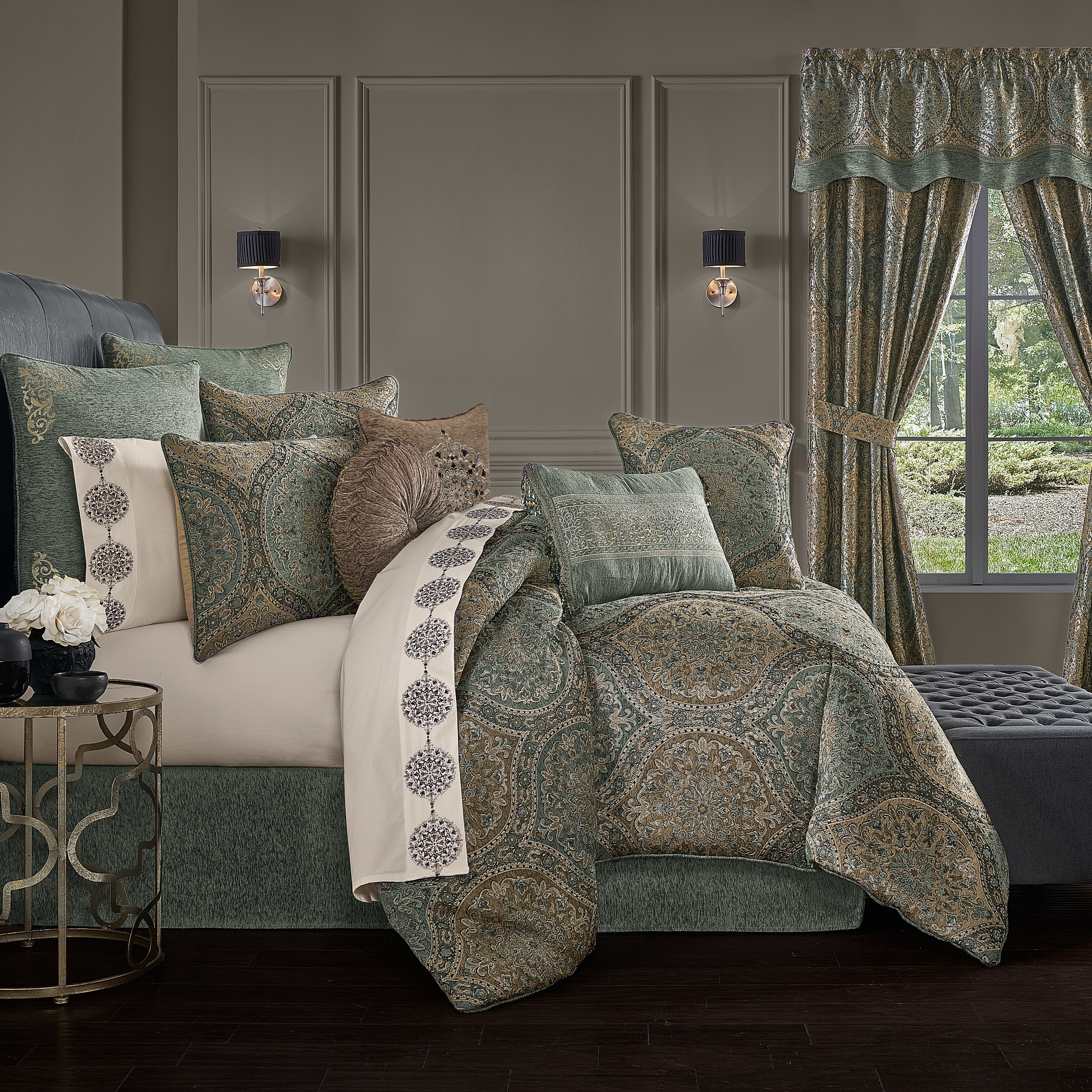 J. Queen New York Dorset California Comforter Set.
