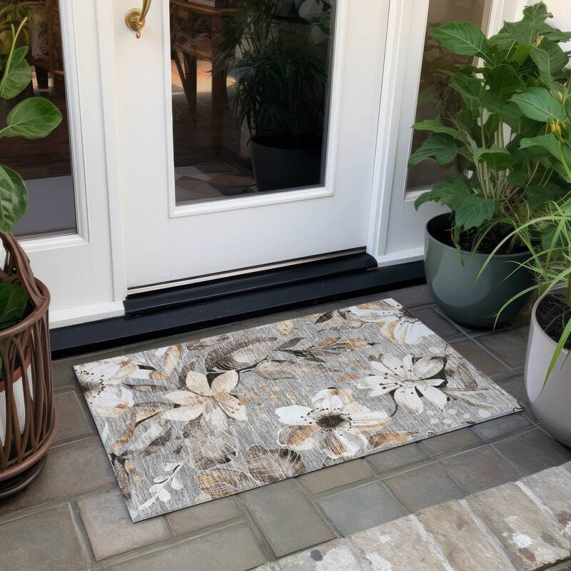 Machine Washable Indoor/ Outdoor Floral Chantille Rug - Gray - 1'8" x 2'6"