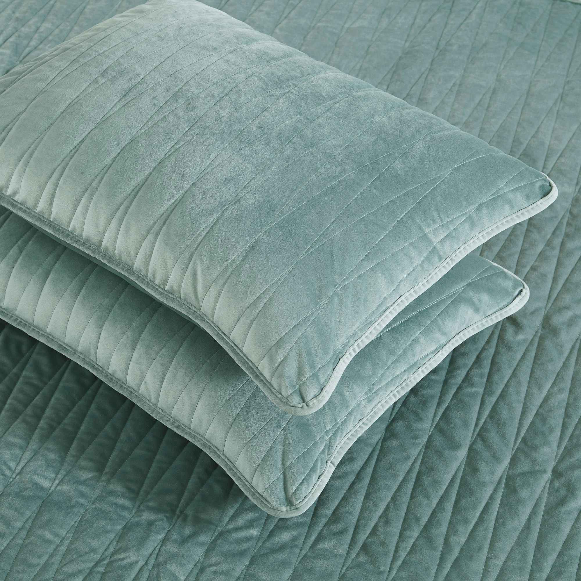 Velvet quilt set by brielle shop
