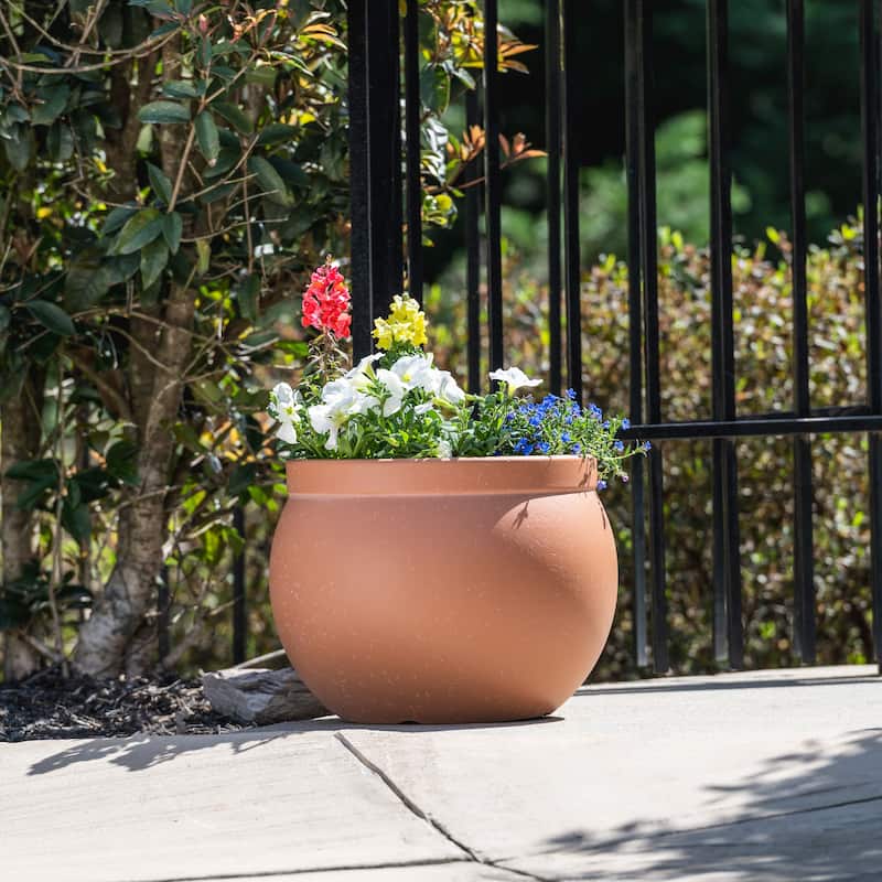 Southern Patio Giacomo Resin 16.8-inch Outdoor Planter