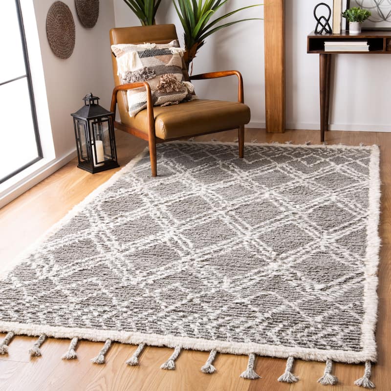 SAFAVIEH Handmade Casablanca Shag Celsa Tribal Wool Rug - 4' x 6' - Grey/Ivory