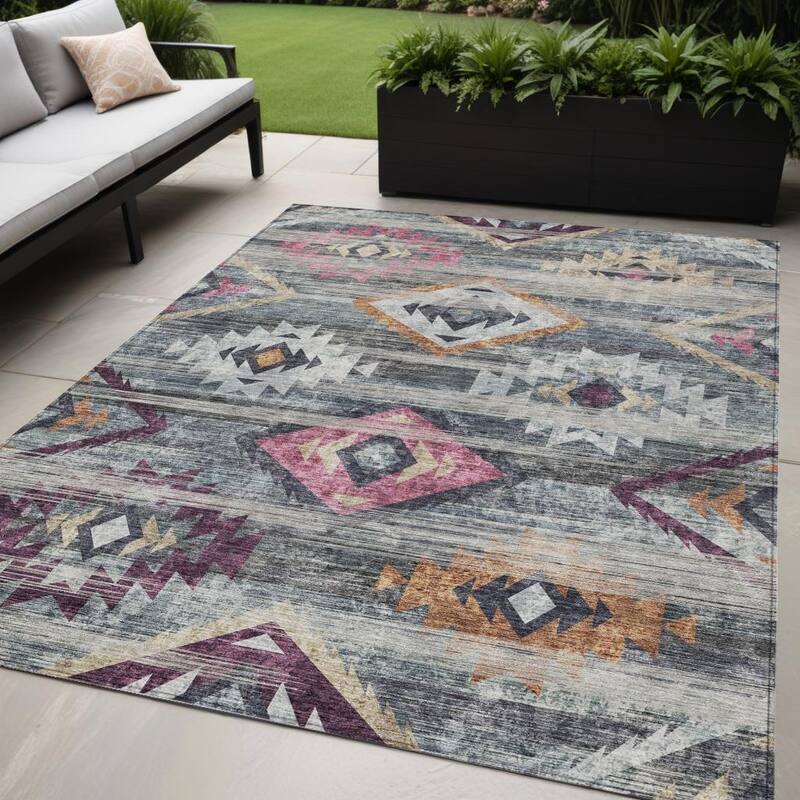 HomeRoots Southwestern Transitional Rectangle Outdoor Rug - 5' X 8'
