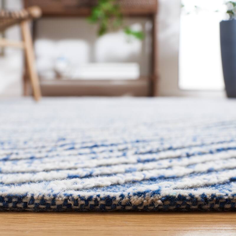 SAFAVIEH Handmade Trace Brandie Wool Rug