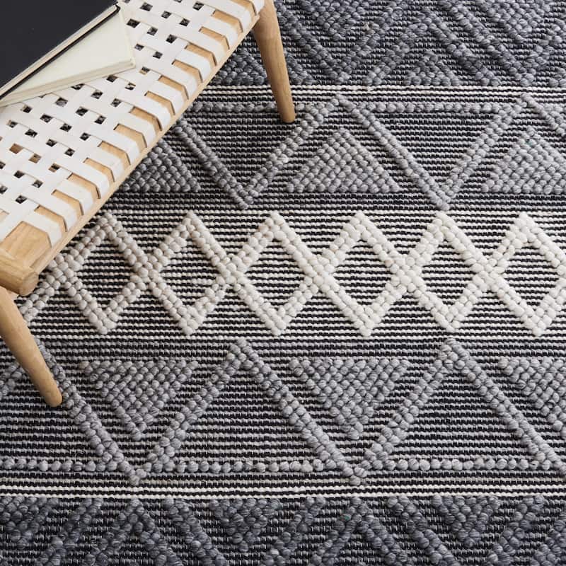 SAFAVIEH Handmade Natura Bilyana Wool Braided Tassel Rug