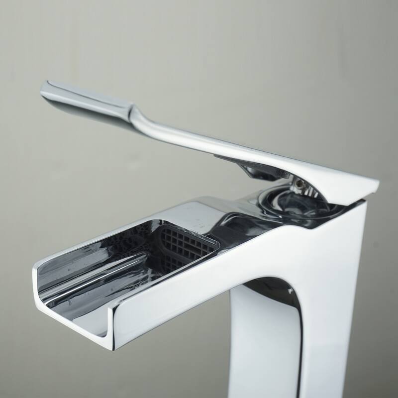 Single Handle Lavatory faucet in Polished Chrome Finish