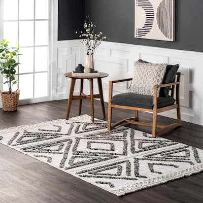 Nuloom Eilene Geometric Diamond Tasseled Area Rug