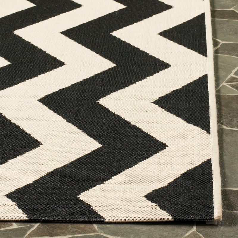 SAFAVIEH Courtyard Merlene Chevron Indoor/ Outdoor Waterproof Patio Backyard Rug