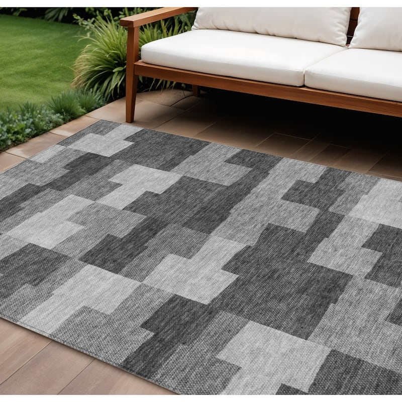 HomeRoots Geometric Transitional Rectangle Outdoor Rug - 8' X 10'