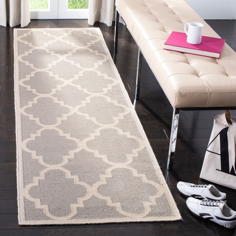 SAFAVIEH Handmade Flatweave Dhurries Jinan Modern Moroccan Wool Rug - 2'6" x 12' Runner - Dark Grey/Ivory
