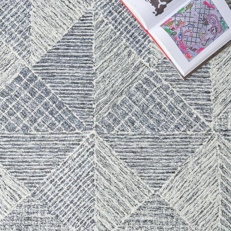 EXQUISITE RUGS Caprice Hand-tufted New Zealand Wool Beige/Ivory Area Rug.