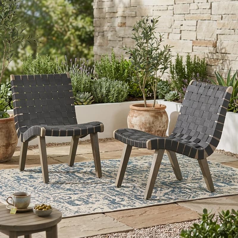 ransitional style of this lounge chair set - Black