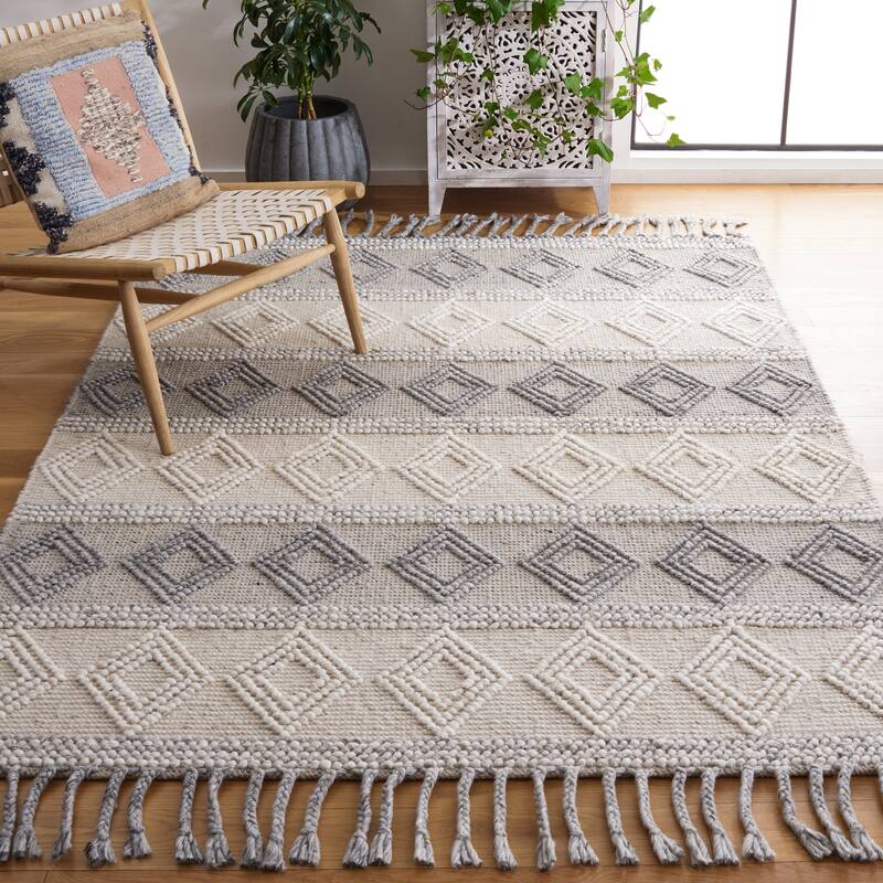 SAFAVIEH Handmade Natura Gerdje Wool Braided Tassel Rug