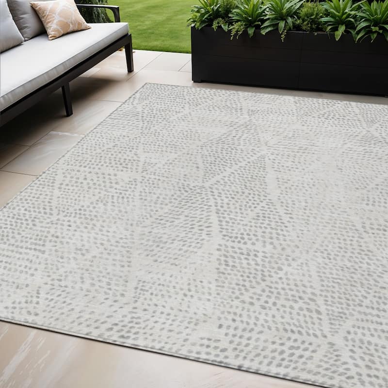 HomeRoots Geometric Transitional Rectangle Outdoor Rug - 5' X 8'