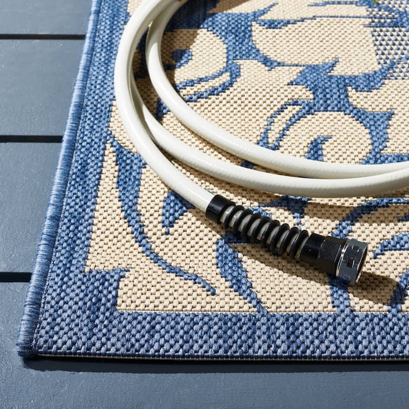 SAFAVIEH Courtyard Peggie Indoor/ Outdoor Patio Backyard Rug