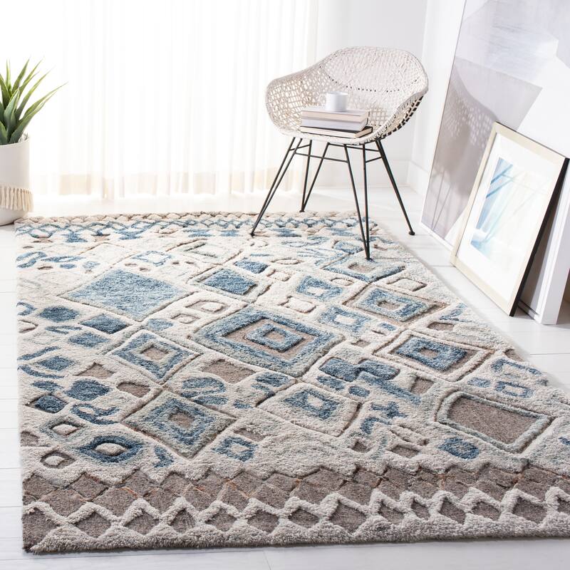 SAFAVIEH Handmade Casablanca Shag Grainne Tribal Wool Rug - 4' x 6' - Beige/Navy