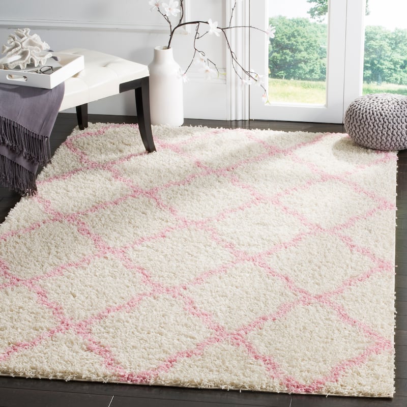 SAFAVIEH Dallas Shag Giusy Trellis 1.5-inch Thick Rug - 5'1" x 7'6" - Ivory/Light Pink