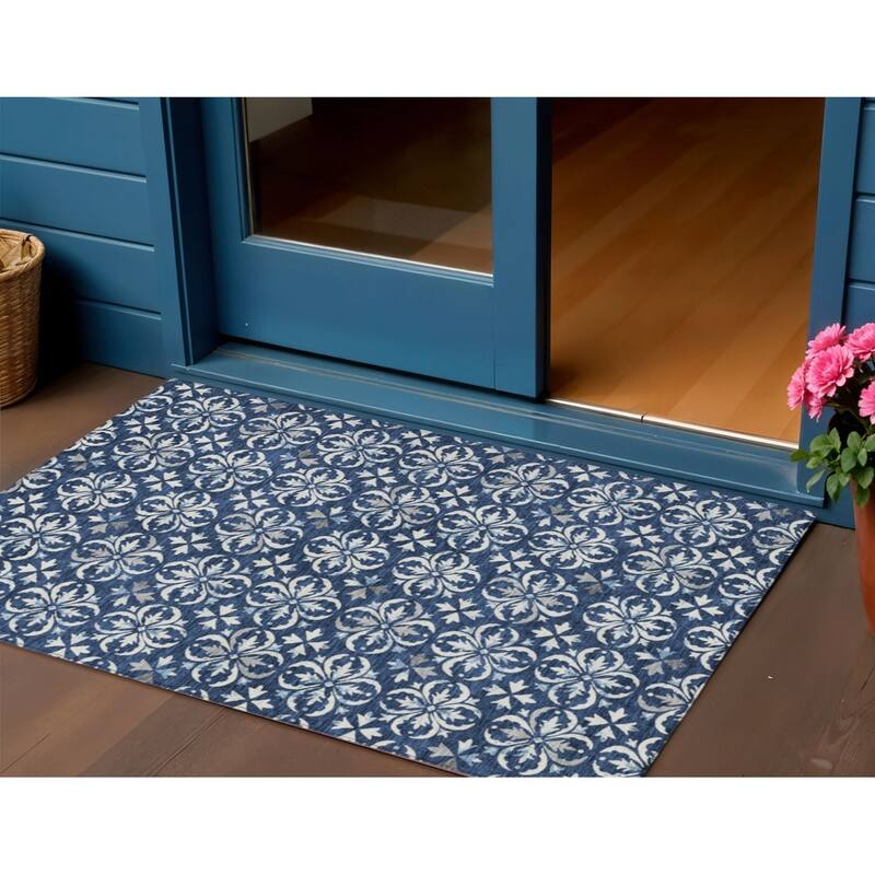 HomeRoots Floral Transitional Rectangle Outdoor Rug - 3' x 5'