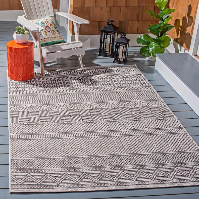 SAFAVIEH Courtyard Zorana Indoor/ Outdoor Waterproof Patio Backyard Rug - 5'3" x 7'7" - Ivory/Black