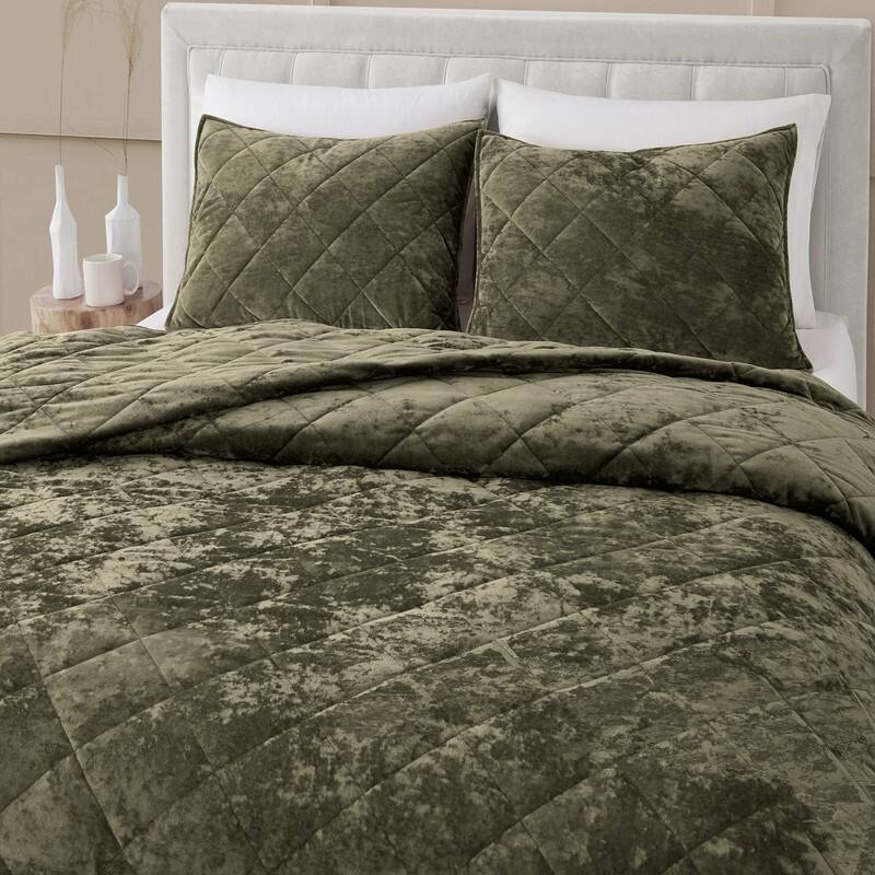 Wonderful Diamond Velvet 3 Piece Quilt Set