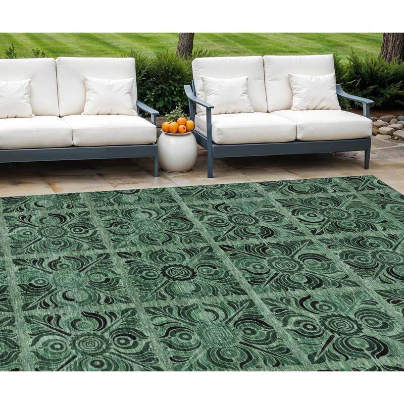 HomeRoots Medallion Transitional Rectangle Outdoor Rug - 8' X 10'