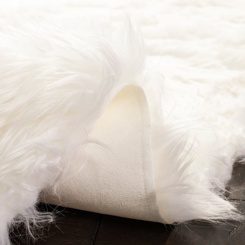 SAFAVIEH Faux Sheep Skin Alexandria 2.4-inch Thick Rug