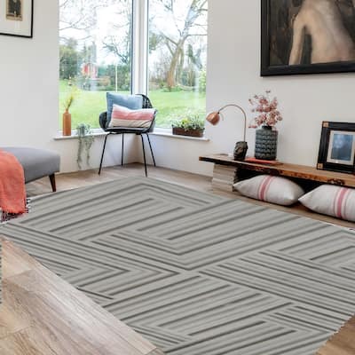 Dary 5 x 7 Medium Area Rug, Maze Style Geometric Pattern, Taupe and Gray - 5 x 7