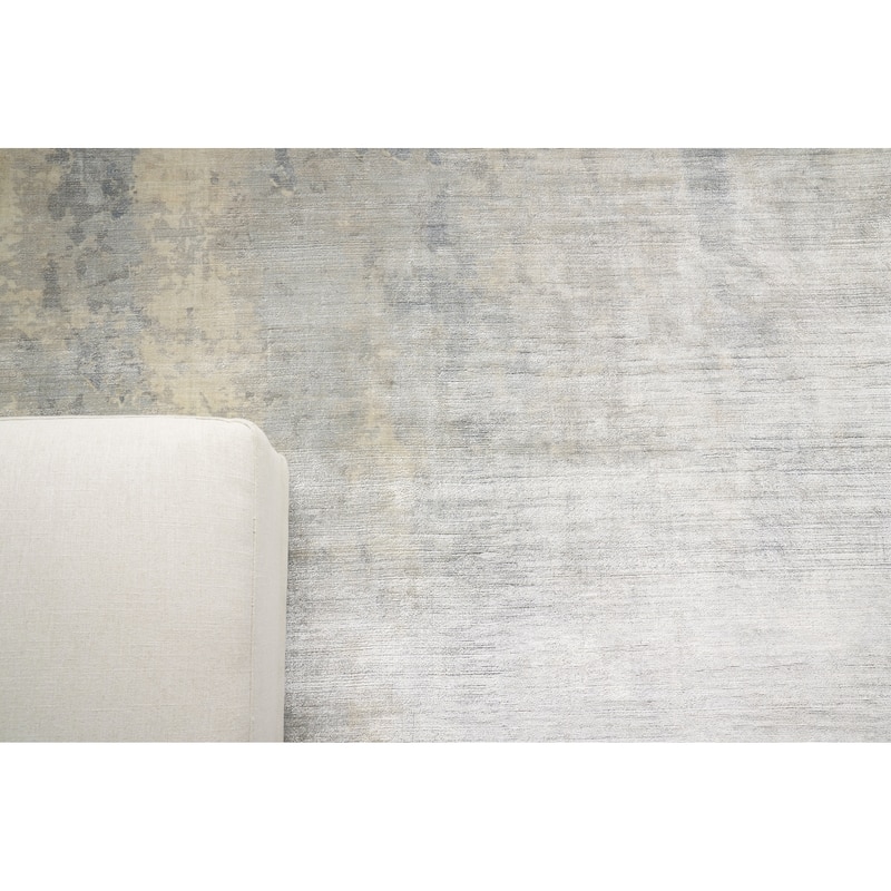 EXQUISITE RUGS Koda Hand-loomed Bamboo Silk Silver/Blue Area Rug.