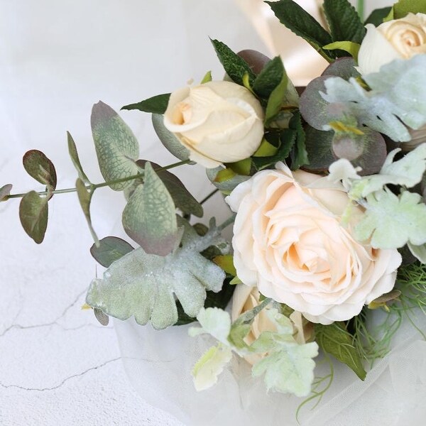 white bridesmaid bouquet