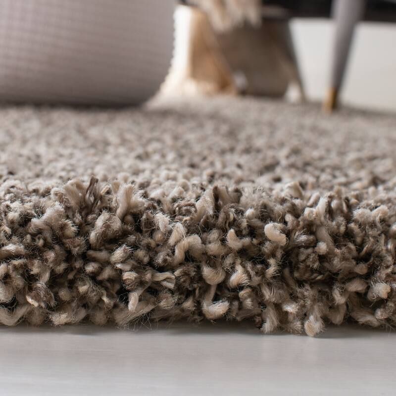 SAFAVIEH Evolution Shag Gwenaele Solid 1.8-inch Thick Rug