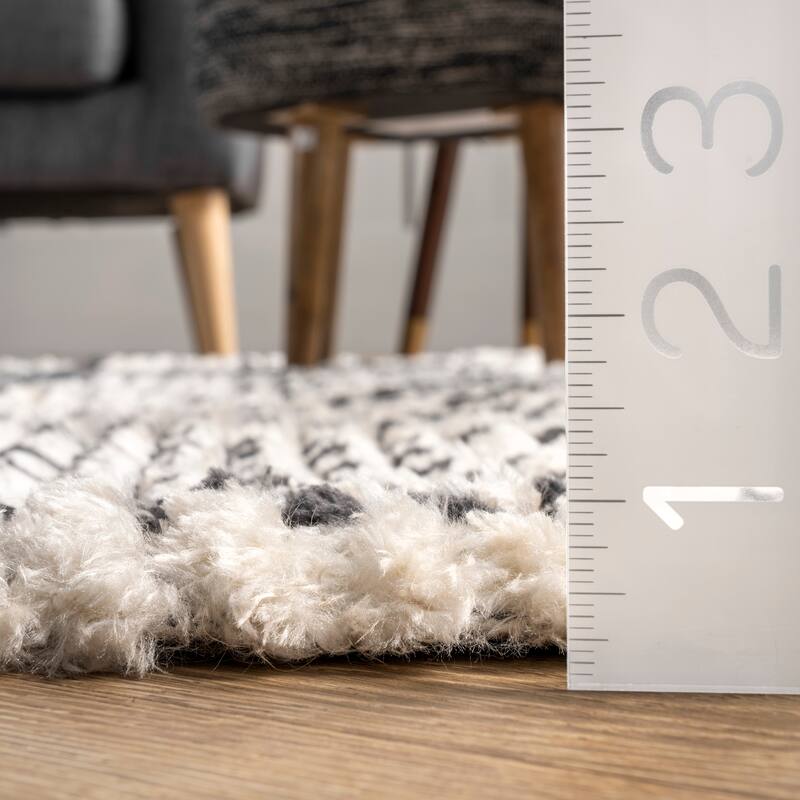 Nuloom Tessa Tribal Soft Shag Fringe Area Rug