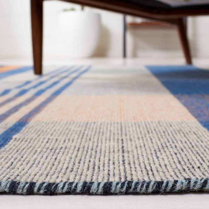 SAFAVIEH Striped Kilim Siofra Wool Fringe Rug