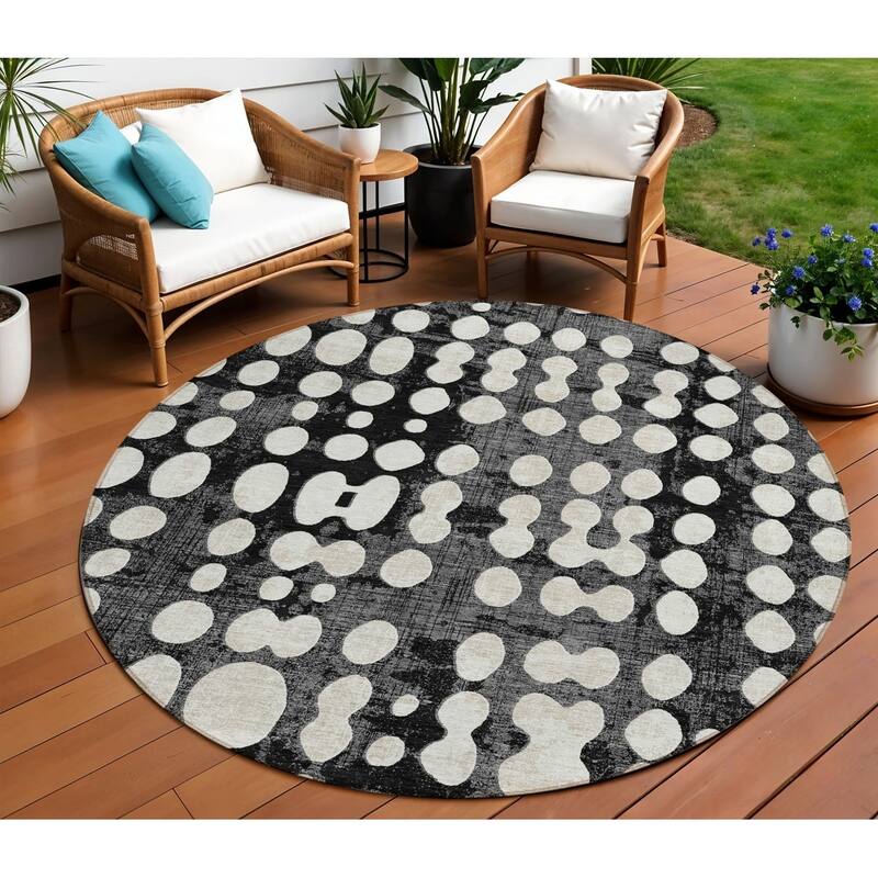 HomeRoots Abstract Transitional Rectangle Outdoor Rug - 8' Round