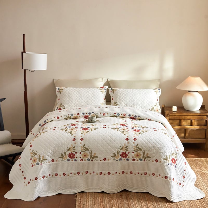 Classic Farmhouse Cotton Cottage Floral Quilt Bedspread Set - Queen - Ivory / Multicolor