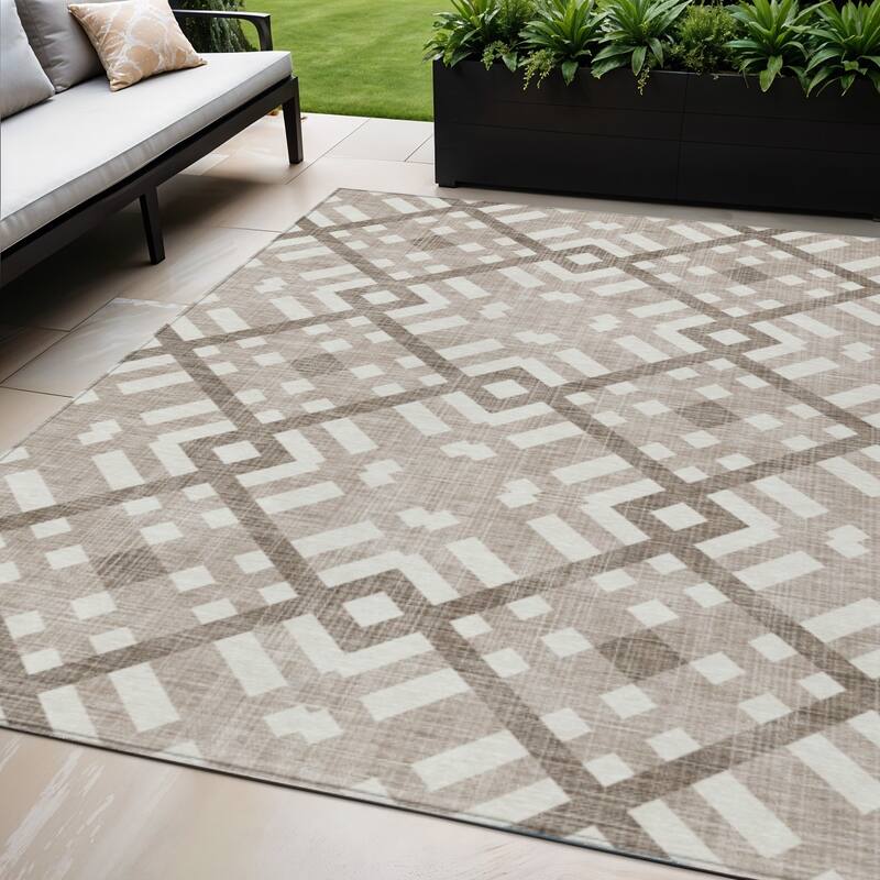 HomeRoots Geometric Transitional Rectangle Outdoor Rug - 5' X 8'