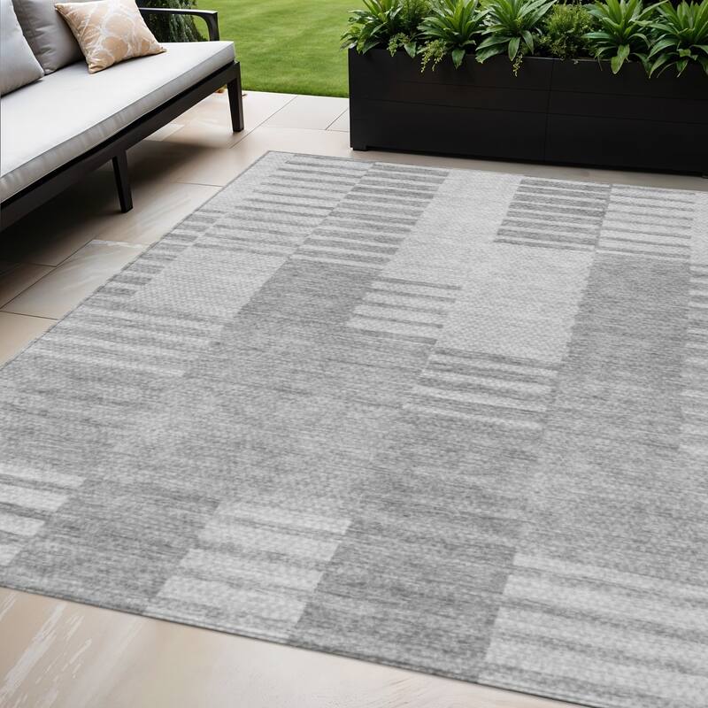 HomeRoots Striped Transitional Rectangle Outdoor Rug - 5' X 8'