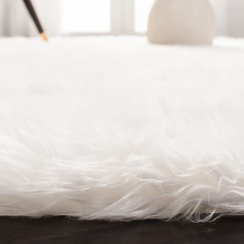 SAFAVIEH Faux Sheep Skin Alexandria 2.4-inch Thick Rug