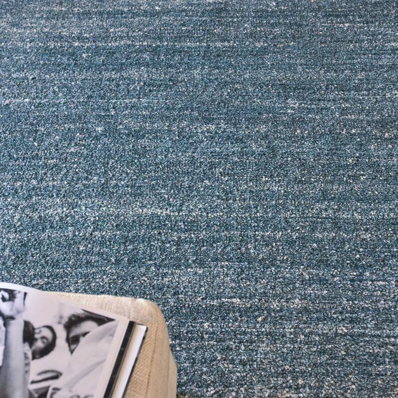 EXQUISITE RUGS Plush Hand-knotted Grey Area Rug.