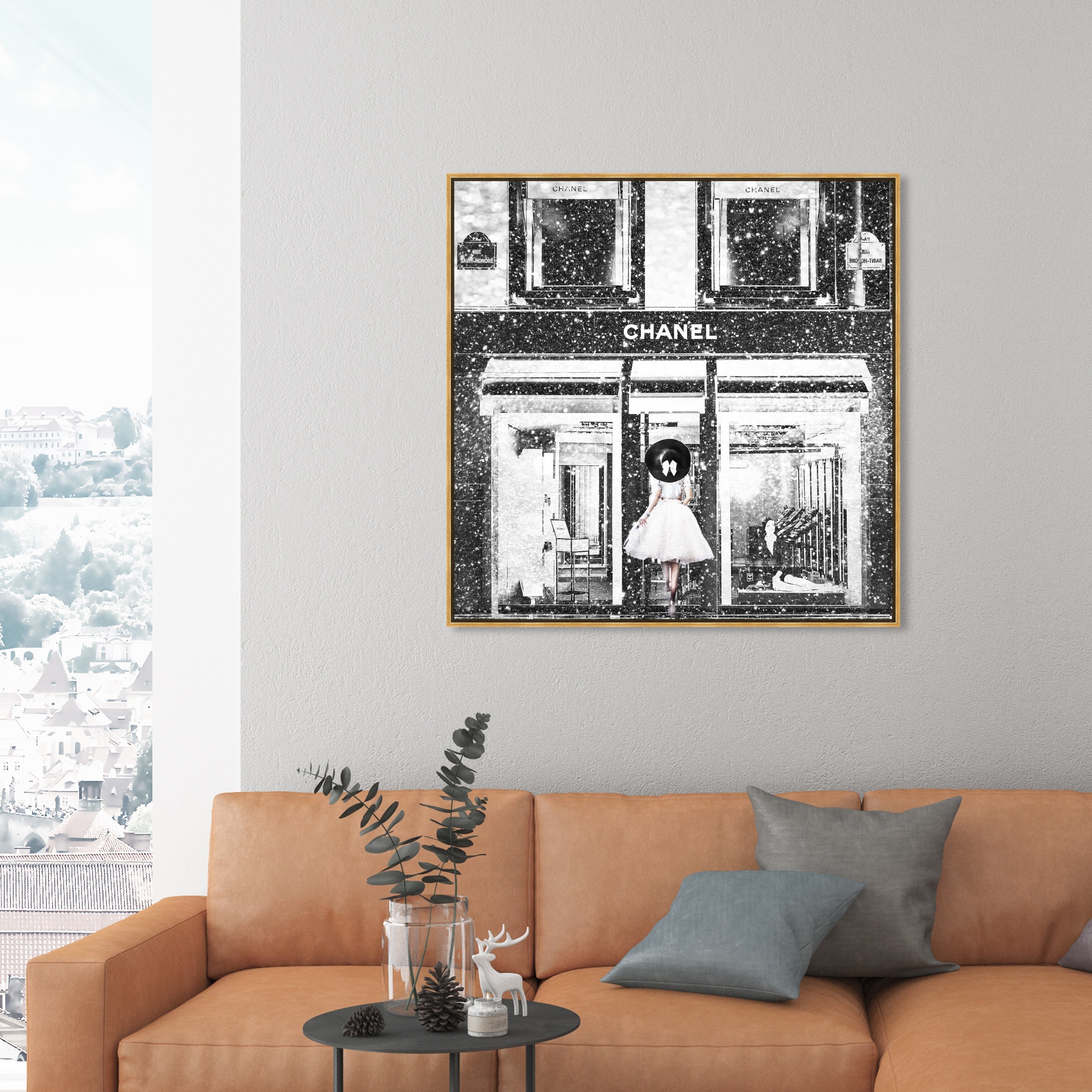 Oliver Gal Fashion and Glam Wall Art Framed Canvas Prints 'Queen
