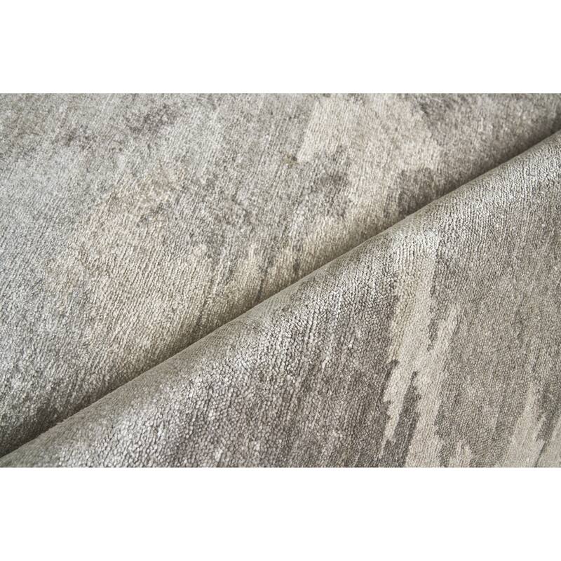 EXQUISITE RUGS Bamboo Silk Hand-knotted Light Silver/Grey Area Rug.