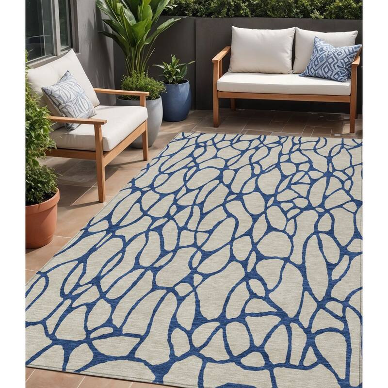 HomeRoots Geometric Transitional Rectangle Outdoor Rug - 5' X 8'