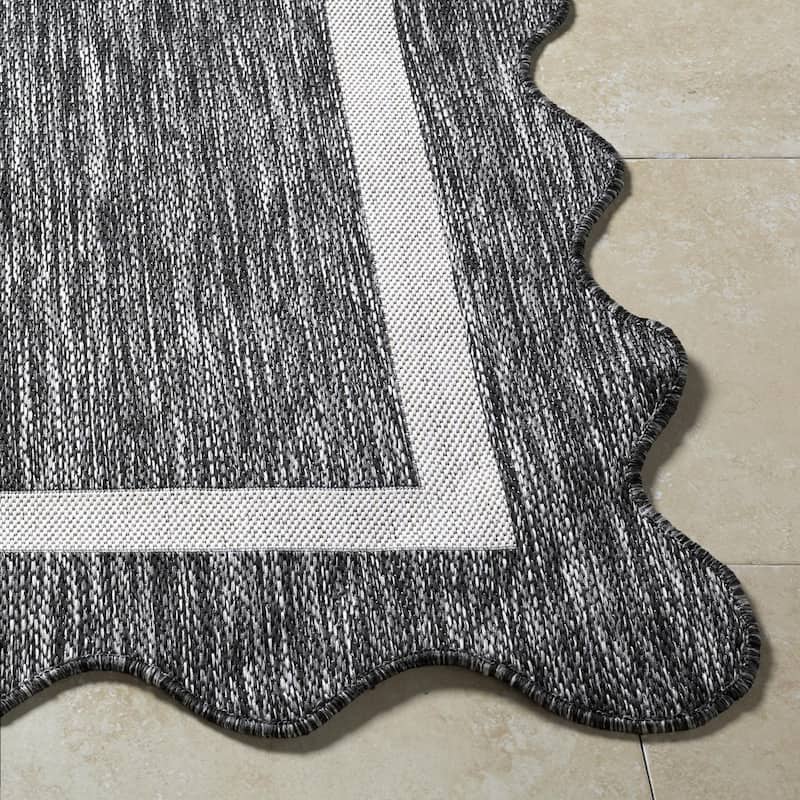 Livabliss Miami Beach Traditional Indoor / Outdoor Area Rug