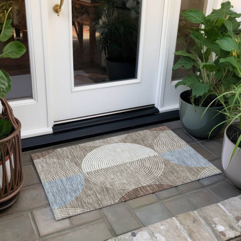 Machine Washable Indoor/ Outdoor Casual Circles Chantille Rug - Taupe - 1'8" x 2'6"