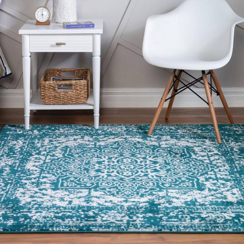 Traditional Brenda Collection Area Rug
