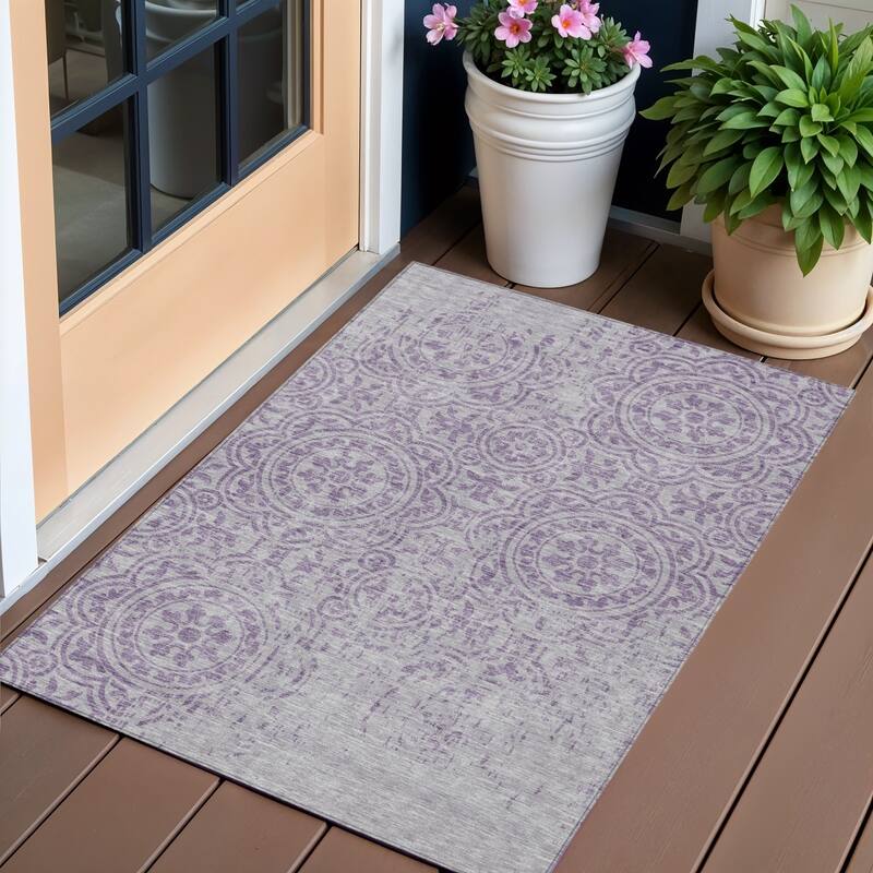 HomeRoots Medallion Transitional Rectangle Outdoor Rug - 3' x 5'